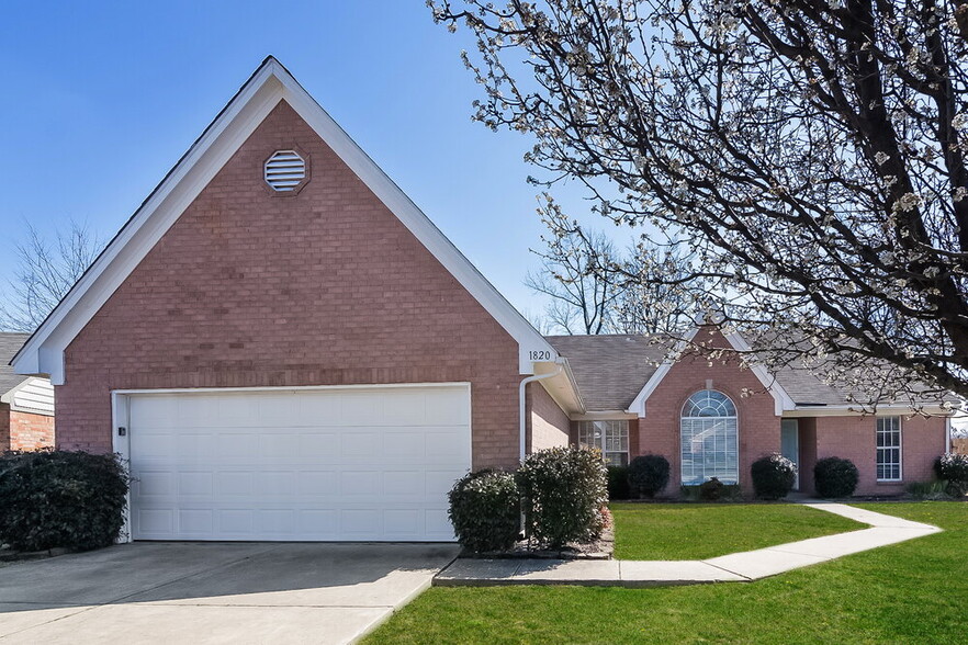 Primary Photo - 1820 Mary Payton Cove