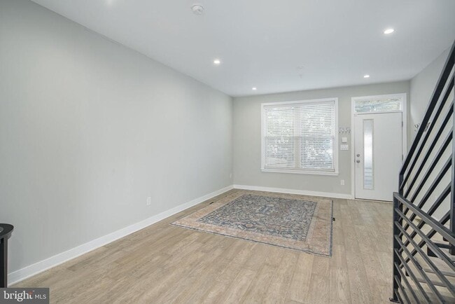 Building Photo - 1744 Vineyard St