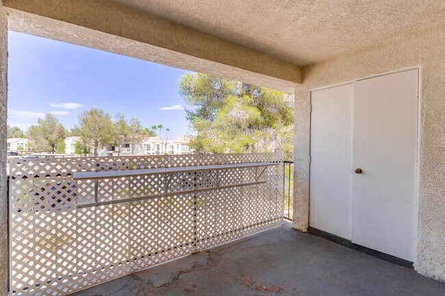 Building Photo - Stylish Upstairs Condo with Dual Primary S...