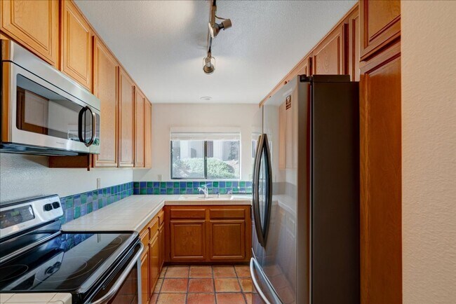 Building Photo - Beautiful End-Unit Townhome Centraly Located