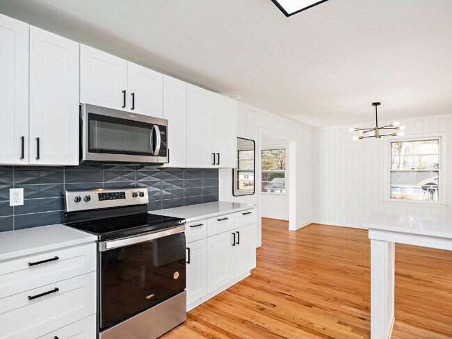 Building Photo - "Charming 3-Bed Home with Gleaming Hardwood Floors on Sheffield Road!"