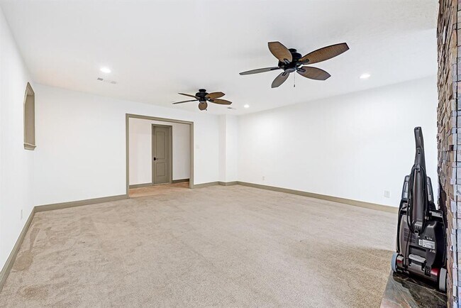 Building Photo - 725 Talmalge Hall Dr