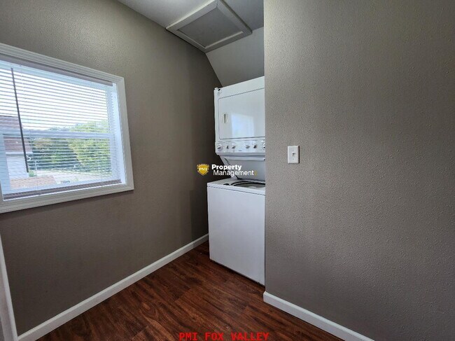 Building Photo - 2 Bedroom Upper