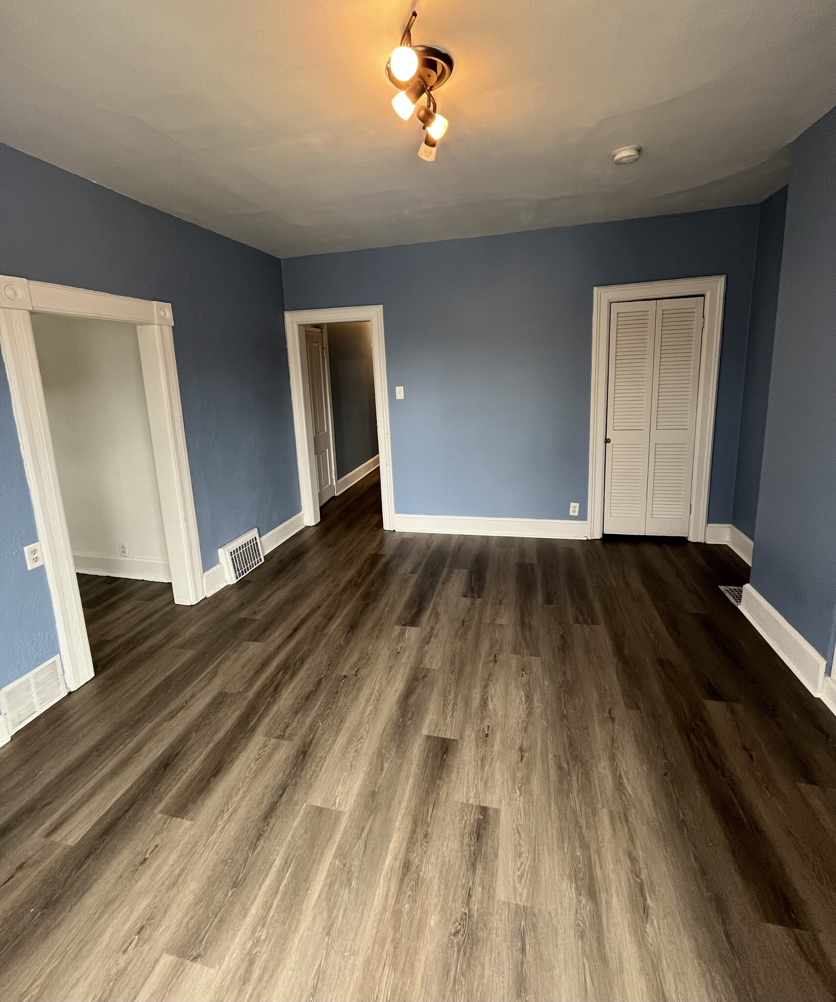 Empty Living Room With New Flooring - 1534 N Marshall St