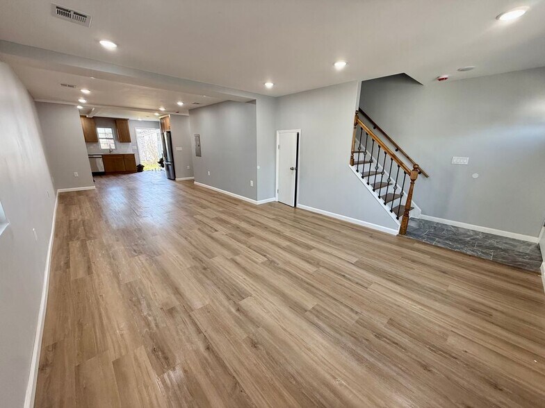 Building Photo - 13 Roosevelt Ave