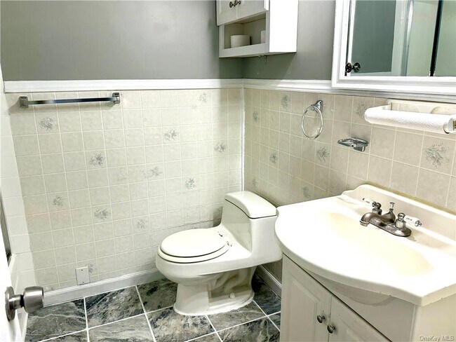 Building Photo - 210 Country Club Dr