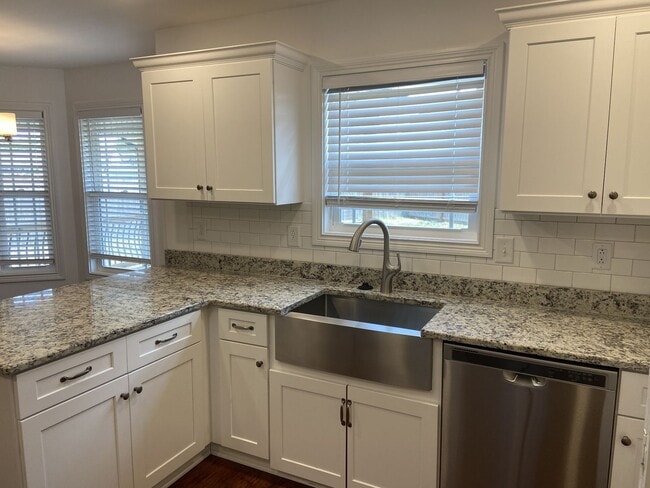 Building Photo - 4 bed, 3 bath, under $1900  Wow.