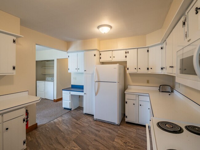 Building Photo - Welcome to ECoe House!