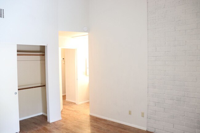 Building Photo - Great Townhouse