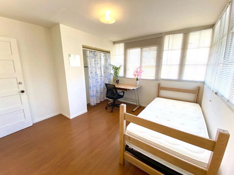 Building Photo - 1142 W 37th Pl