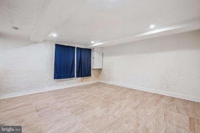 Building Photo - 1618 D St NE