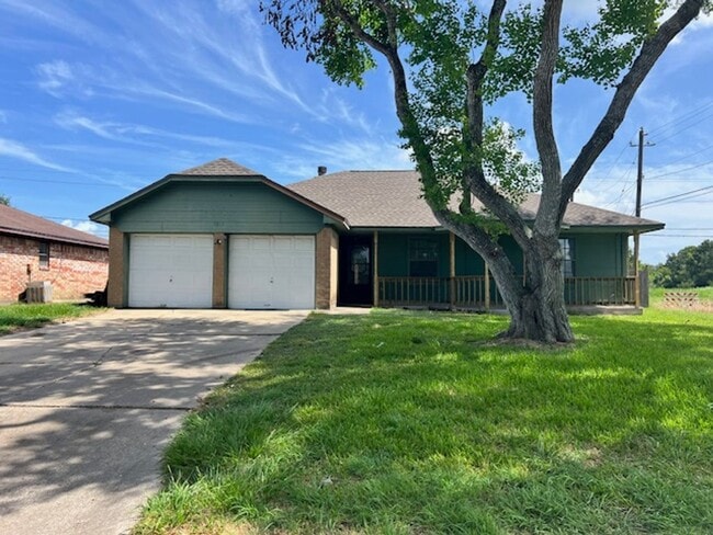 Building Photo - 3 bed 2 bath, established neighborhood