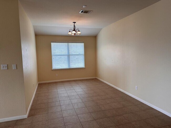 Building Photo - 15008 Fernhill Dr