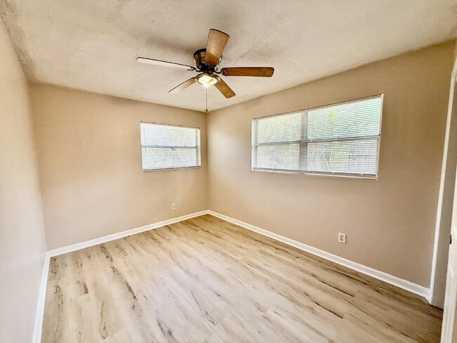 Building Photo - Charming 3-Bedroom Rental with Separate Li...