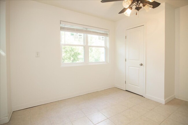 Building Photo - Newly Renovated 2/2 Duplex Unit Minutes Fr...