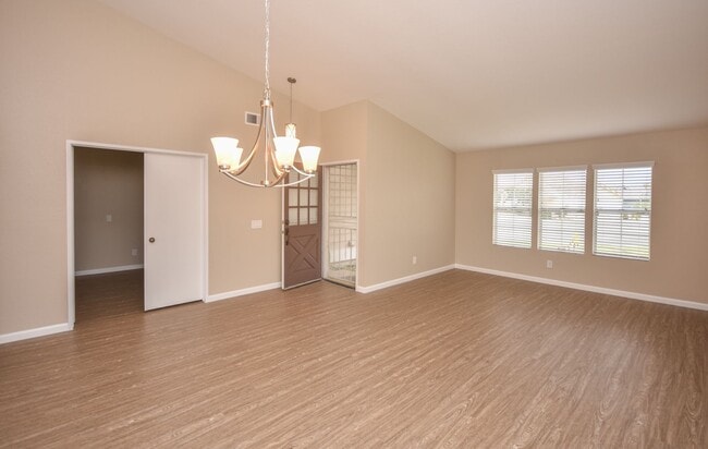 Building Photo - Lovely Single Level Home 4BR/2BTH Located ...