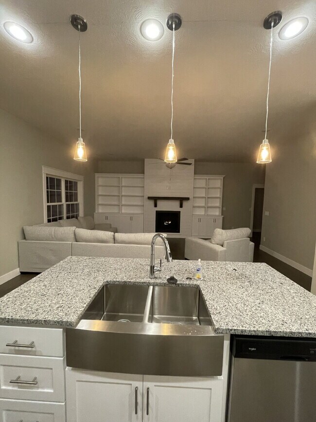 Building Photo - Gorgeous 4Bedroom House, on spacious 2 acres