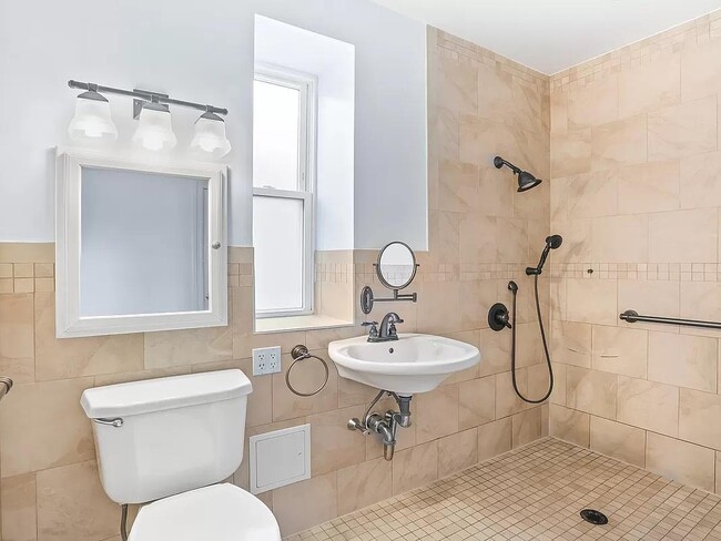 Building Photo - 811 Walton Ave