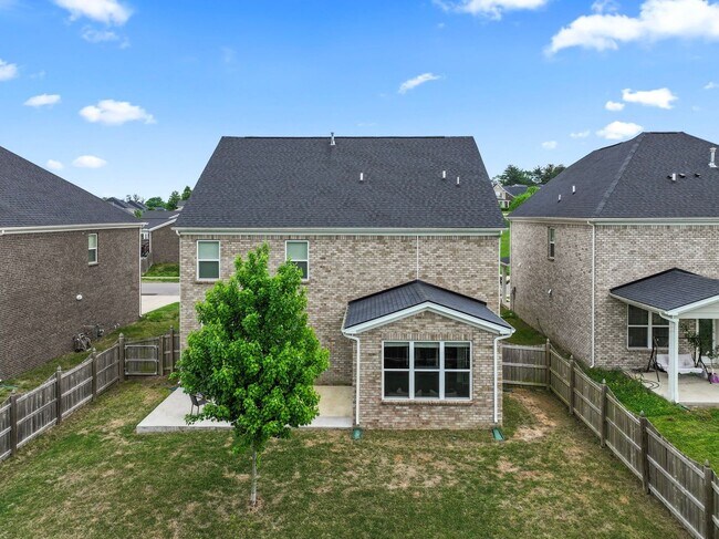 Building Photo - **LIKE-NEW UPGRADED HOME WITH FENCED YARD ...