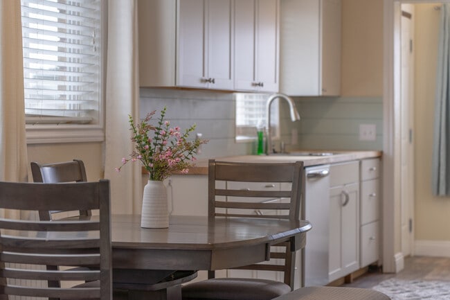 Building Photo - 428 Edwards Ave