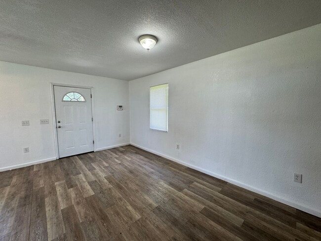 Building Photo - Charming 3 bedroom, 2 bath Florida Cracker-style home in Lake City