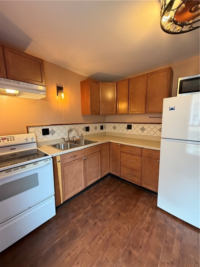 Building Photo - 210 W Oak Orchard St