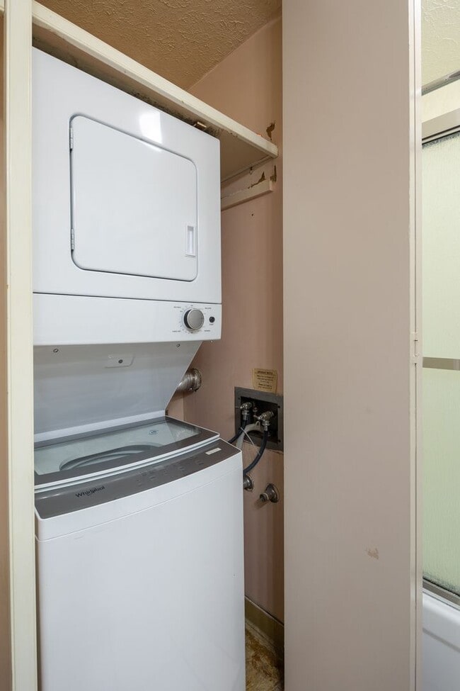 Building Photo - Kinau Lanais - One bedroom, one bath, one assigned parking