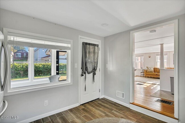 Building Photo - 138 Elm St