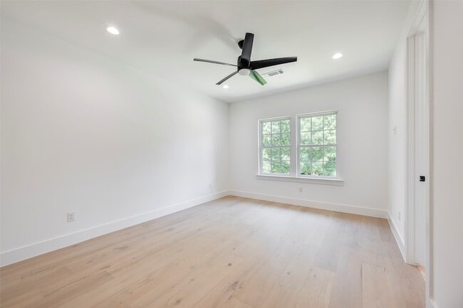Building Photo - 5710 Vanderbilt Ave
