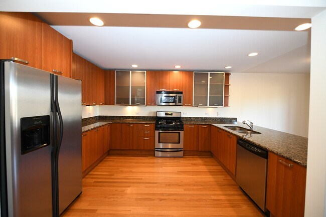 Building Photo - 1711 W Jarvis Ave
