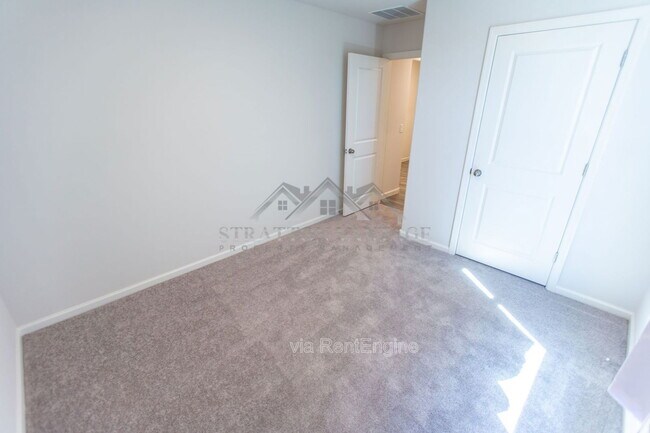 Building Photo - 3510 Mateo Dr