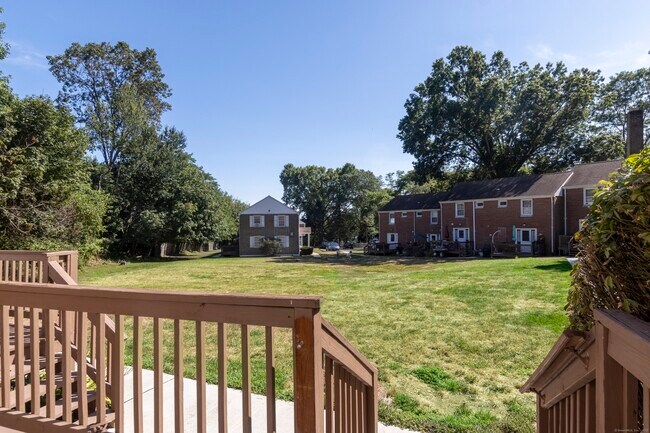 Building Photo - 240 Sunnyridge Ave