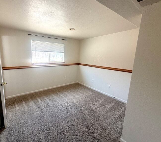 Building Photo - Spacious 4 Bedroom Home in Meadowood Neighborhood in East Aurora and Minutes to Buckley SFB
