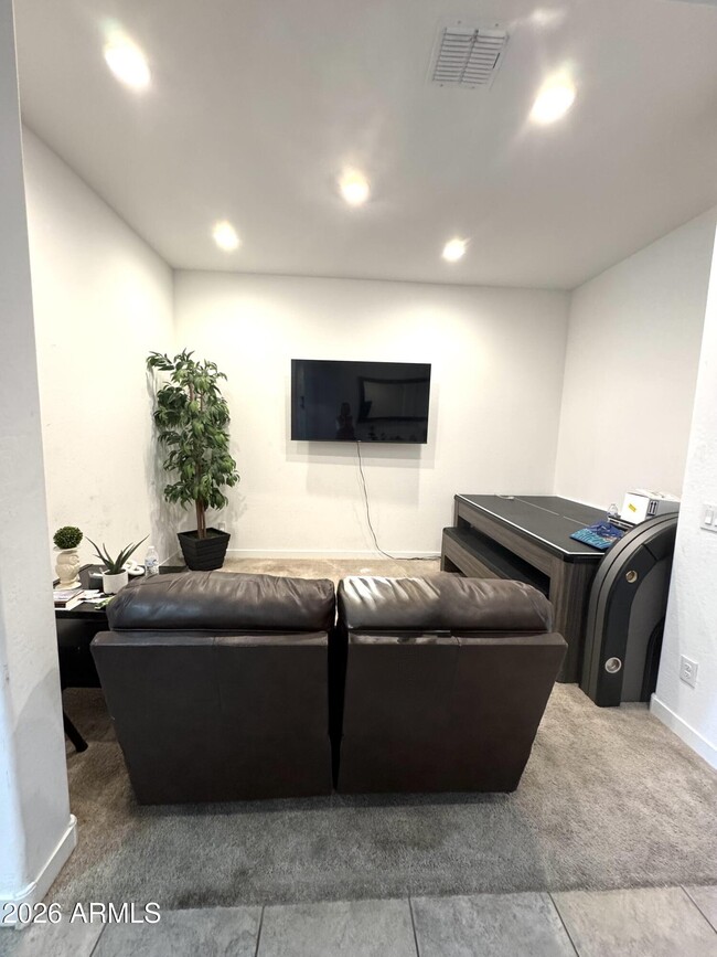 Building Photo - 9221 W Glenrosa Ave