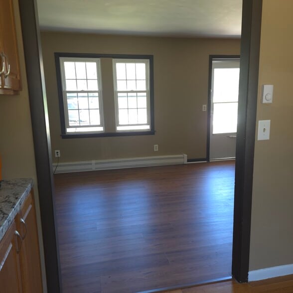 Building Photo - 5 Fairview Park Rd