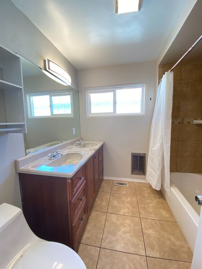 Building Photo - 6BD/3BA on Dorothy Dr!!