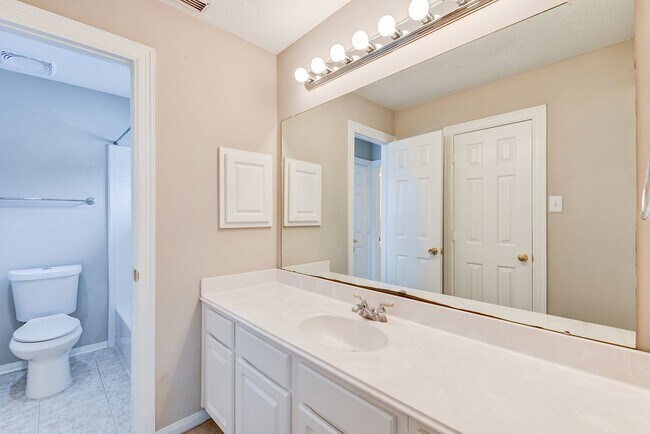 Building Photo - Beautiful 4 bedroom 2.5 bathroom with mass...