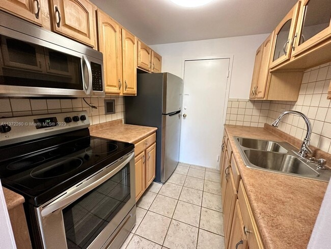 Building Photo - 900 NE 18th Ave