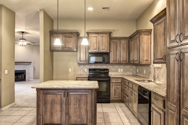 Building Photo - Spacious 3 bedroom/ Study -2264 sq ft.- Edmond Schools - Close to Quail Springs and Chisholm Cree...