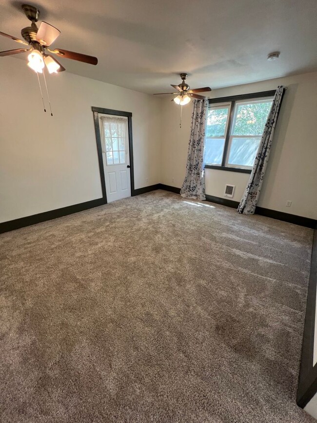 Building Photo - 2 Bed 1 Bath Newly Remodeled Home w/ Fence...