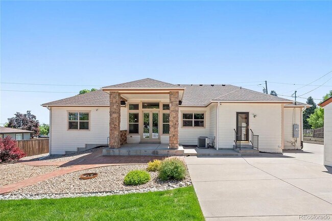 Building Photo - Amazing, Large & Beautiful Lakewood Home A...