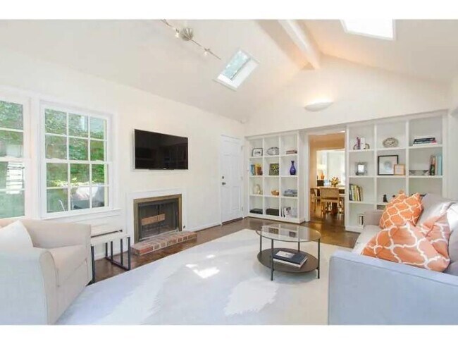 Building Photo - 1916 Greystone Rd NW