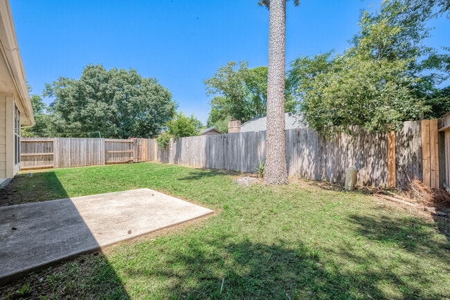 Building Photo - Spacious 3-Bedroom, 2-Bathroom Home with F...