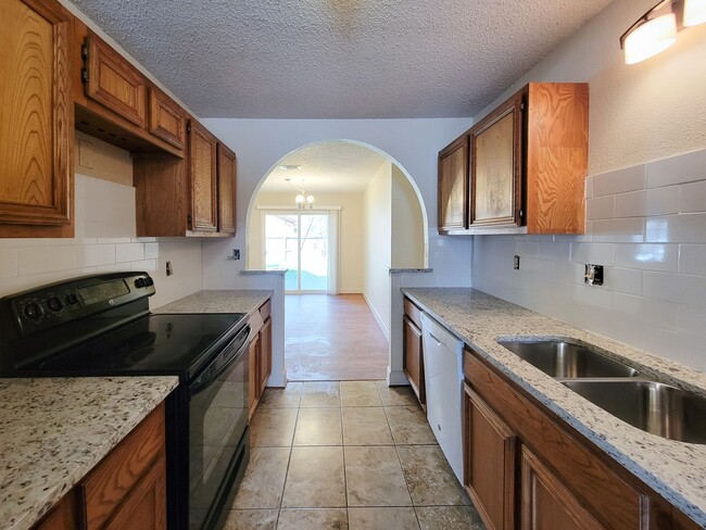 Building Photo - RECENTLY RENOVATED 3 BEDROOM 2 BATH LEASE ...