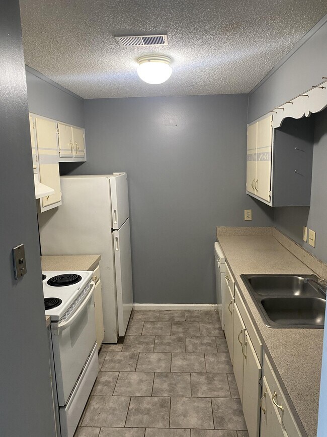 Building Photo - 2616 Randleman Rd