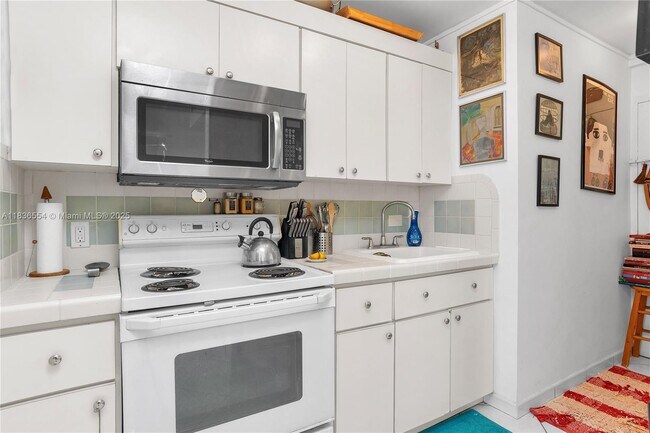 Building Photo - 5313 Collins Ave