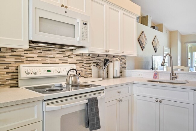 Building Photo - **SHORT-TERM RENTAL - FURNISHED TURNKEY 2+Den/2 CONDO in Stoneybrook**