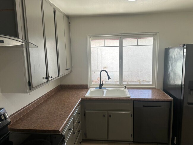 Building Photo - SE!!! Townhouse, Community Pool, Clubhouse...