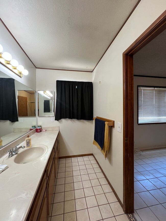 Building Photo - 3 Bedroom 2 Bathroom House with RV Parking...