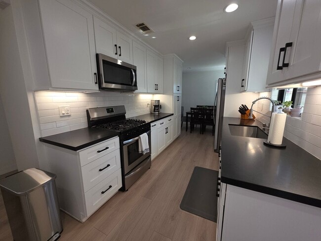 Building Photo - Refined Single-Family Living in Prime Azusa Location